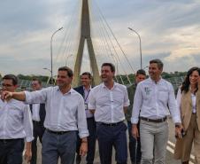 Pessoas andando pela Ponte da Integração