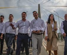 Pessoas andando pela Ponte da Integração
