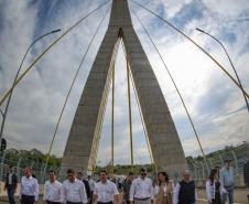Pessoas andando pela Ponte da Integração