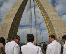 Pessoas andando pela Ponte da Integração