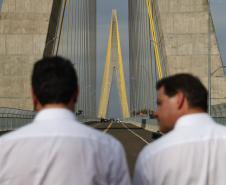 Pessoas andando pela Ponte da Integração