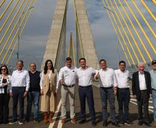 Pessoas andando pela Ponte da Integração