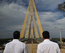 Pessoas andando pela Ponte da Integração