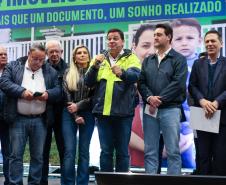 Secretario de Infraestrutura e Logística falando de cima do palco