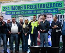 Secretario de Infraestrutura e Logística falando de cima do palco