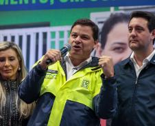 Secretario de Infraestrutura e Logística falando de cima do palco
