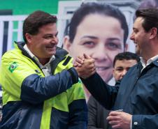 Governador e Secretario de Infraestrutura e Logística se cumprimentando