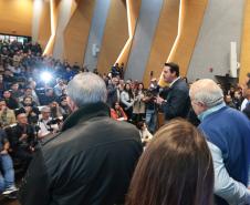 Governador falando de cima do palco
