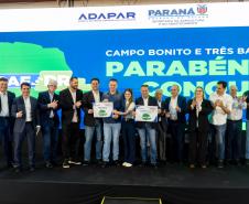 pessoas posando para foto no palco