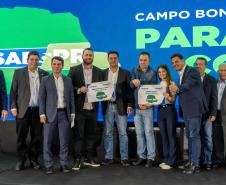 pessoas posando para foto no palco