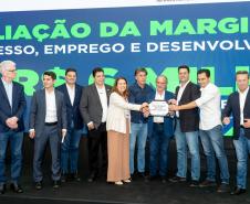 pessoas posando para foto no palco