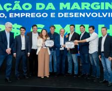 pessoas posando para foto no palco