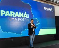 O governador Carlos Massa Ratinho Junior falando no palco