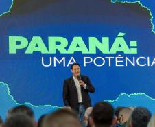 O governador Carlos Massa Ratinho Junior falando no palco