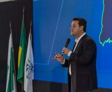 O governador Carlos Massa Ratinho Junior falando no palco