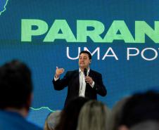 O governador Carlos Massa Ratinho Junior falando no palco