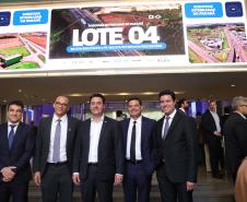 Pessoas comemorando o leilão do Lote 4 das concessões rodoviárias do Paraná