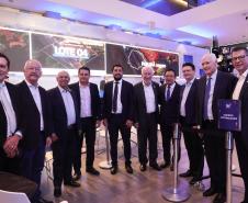 Pessoas comemorando o leilão do Lote 4 das concessões rodoviárias do Paraná