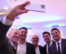 Pessoas comemorando o leilão do Lote 4 das concessões rodoviárias do Paraná