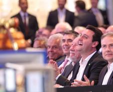 Pessoas comemorando o leilão do Lote 4 das concessões rodoviárias do Paraná