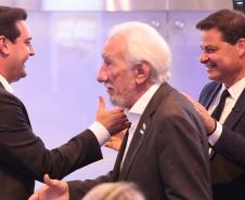 Pessoas comemorando o leilão do Lote 4 das concessões rodoviárias do Paraná