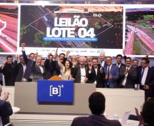 Pessoas comemorando o leilão do Lote 4 das concessões rodoviárias do Paraná