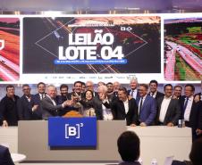 Pessoas comemorando o leilão do Lote 4 das concessões rodoviárias do Paraná