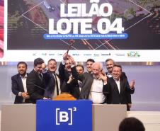 Pessoas comemorando o leilão do Lote 4 das concessões rodoviárias do Paraná