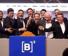 Pessoas comemorando o leilão do Lote 4 das concessões rodoviárias do Paraná