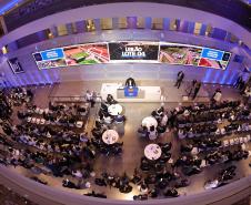 Pessoas comemorando o leilão do Lote 4 das concessões rodoviárias do Paraná