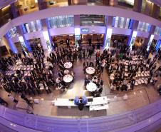 Pessoas comemorando o leilão do Lote 4 das concessões rodoviárias do Paraná