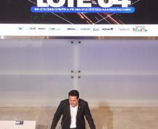 Pessoas comemorando o leilão do Lote 4 das concessões rodoviárias do Paraná