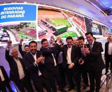 Pessoas comemorando o leilão do Lote 4 das concessões rodoviárias do Paraná