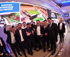 Pessoas comemorando o leilão do Lote 4 das concessões rodoviárias do Paraná