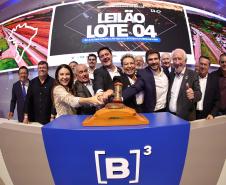 Pessoas comemorando o leilão do Lote 4 das concessões rodoviárias do Paraná
