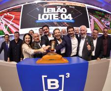 Pessoas comemorando o leilão do Lote 4 das concessões rodoviárias do Paraná