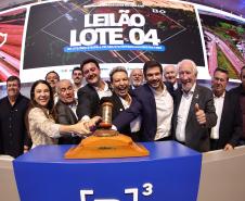Pessoas comemorando o leilão do Lote 4 das concessões rodoviárias do Paraná