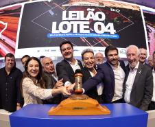Pessoas comemorando o leilão do Lote 4 das concessões rodoviárias do Paraná