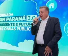 Homem falando de cima do palco