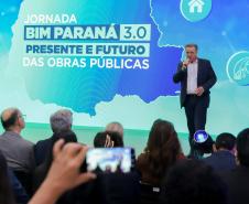 Homem falando de cima do palco