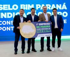Pessoas comemorando a 3ª edição da Jornada BIM Paraná: Presente e Futuro das Obras Públicas.
