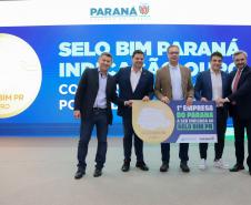 Pessoas comemorando a 3ª edição da Jornada BIM Paraná: Presente e Futuro das Obras Públicas.