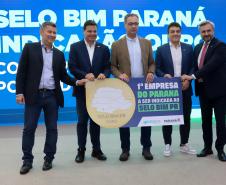Pessoas comemorando a 3ª edição da Jornada BIM Paraná: Presente e Futuro das Obras Públicas.