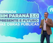 Homem falando de cima do palco