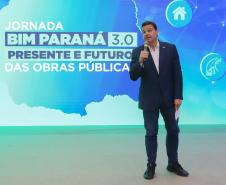 Secretário de Estado de Infraestrutura e Logística do Paraná e presidente do Comitê Gestor BIM, Sandro Alex, falando de cima do palco