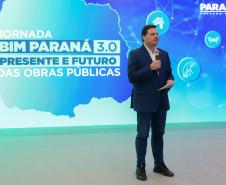 Secretário de Estado de Infraestrutura e Logística do Paraná e presidente do Comitê Gestor BIM, Sandro Alex, falando de cima do palco