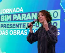 Lorraine Vacari, coordenadora da Estratégia BIM Paraná, falando em cima do palco