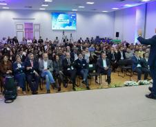 Secretário de Estado de Infraestrutura e Logística do Paraná e presidente do Comitê Gestor BIM, Sandro Alex, falando de cima do palco