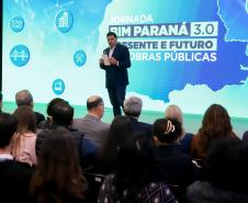 Secretário de Estado de Infraestrutura e Logística do Paraná e presidente do Comitê Gestor BIM, Sandro Alex, falando de cima do palco