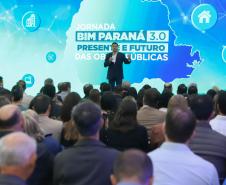Secretário de Estado de Infraestrutura e Logística do Paraná e presidente do Comitê Gestor BIM, Sandro Alex, falando de cima do palco
